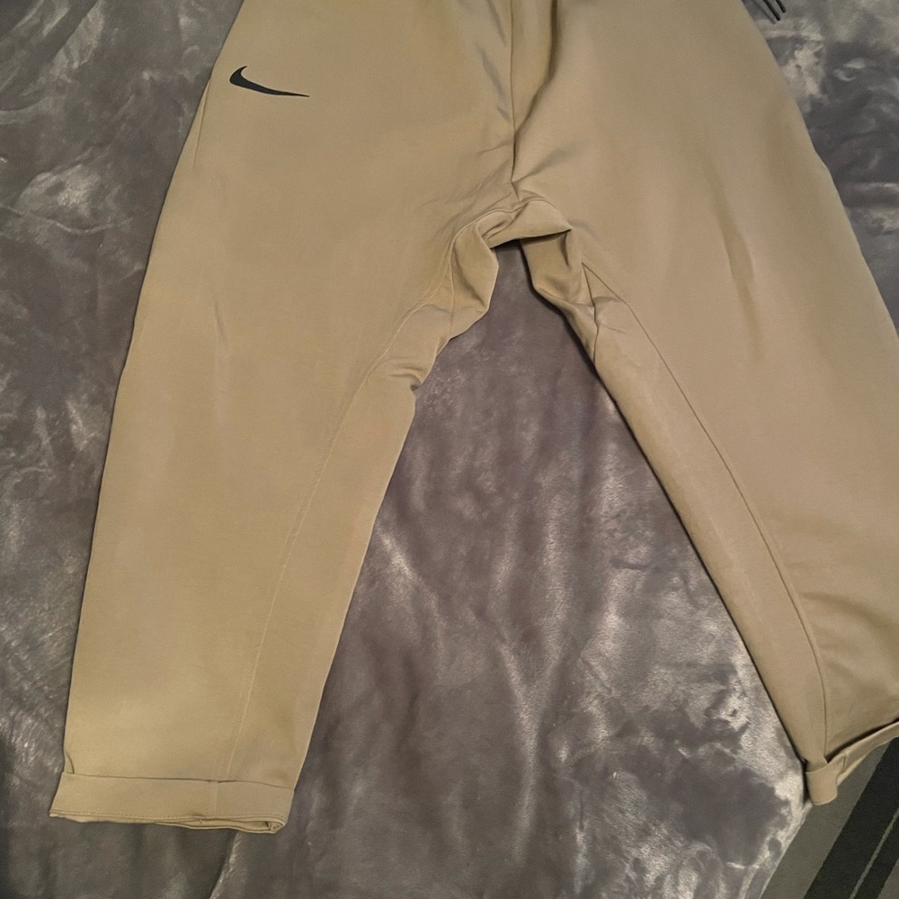 Nike Tech Cropped pants Sz L never worn